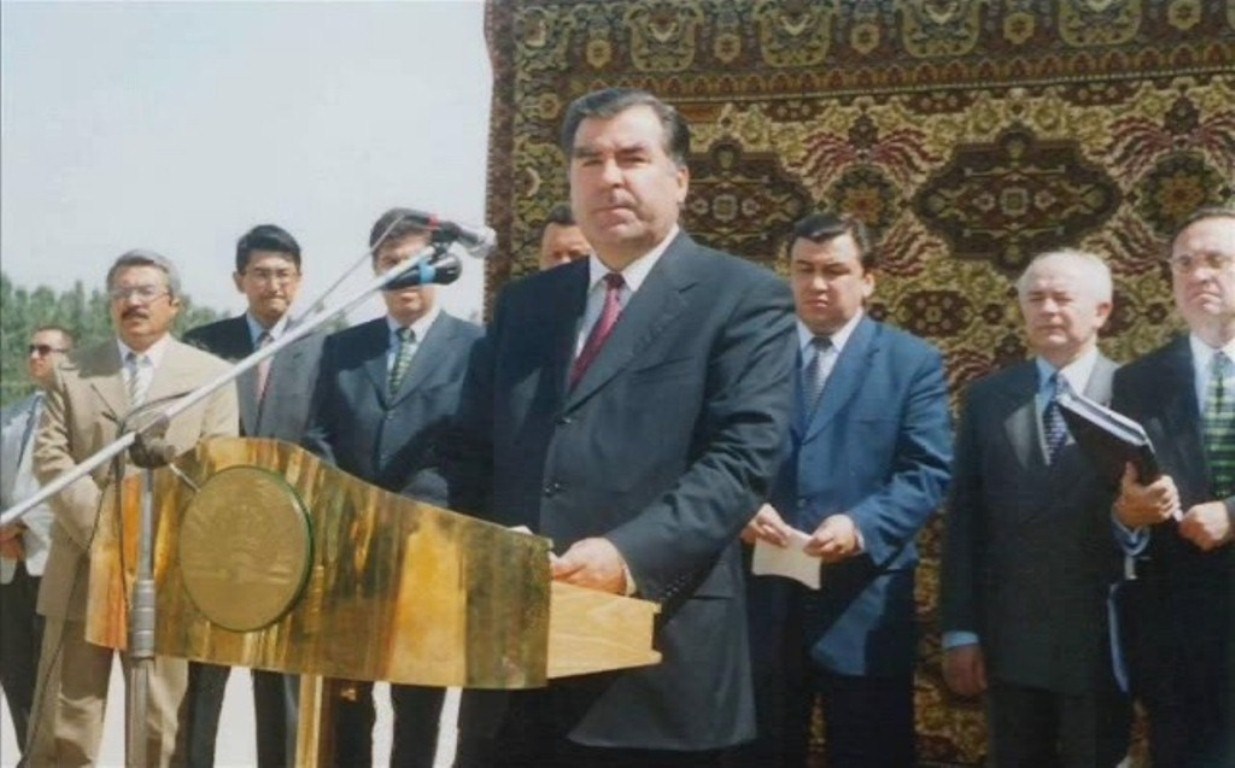 Президент Эмомали Рахмон на церемонии открытия завода